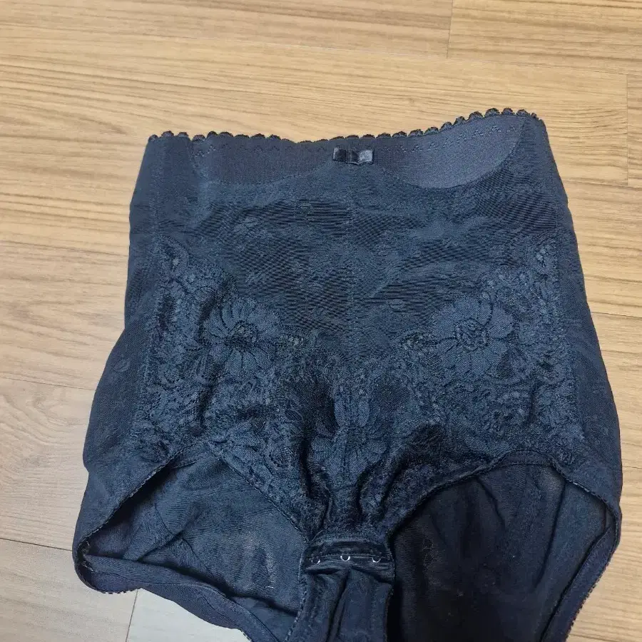 누벨마리. 검정 삼각 거들 76