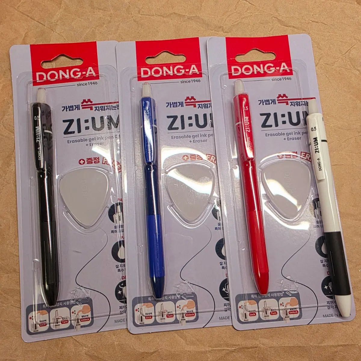 동아 지움펜 총 4자루 새상품. 흑색2, 청1, 적1자루.