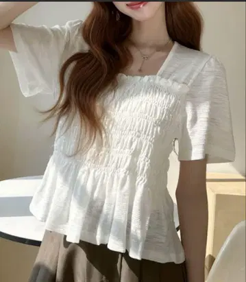 Ada. 프론트 셔링 플레어 실루엣 반팔 상의