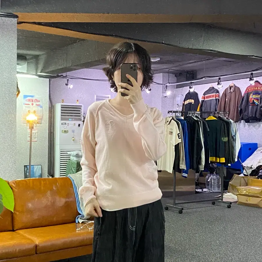 더 오픈 프로덕트 디트로이트 브이넥 니트 B5397
