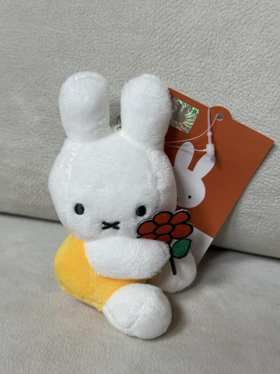 꽃을 든 미피 키링 인형