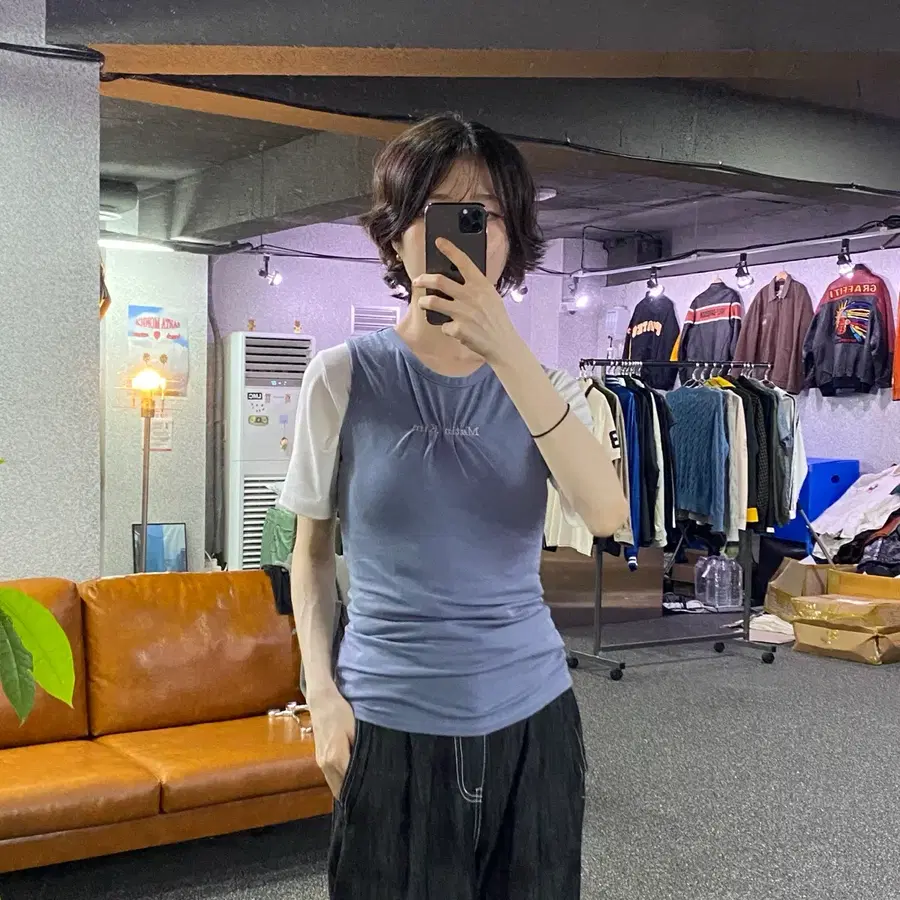 마뗑킴 미들 자수로고 셔링 슬리브리스 B5400