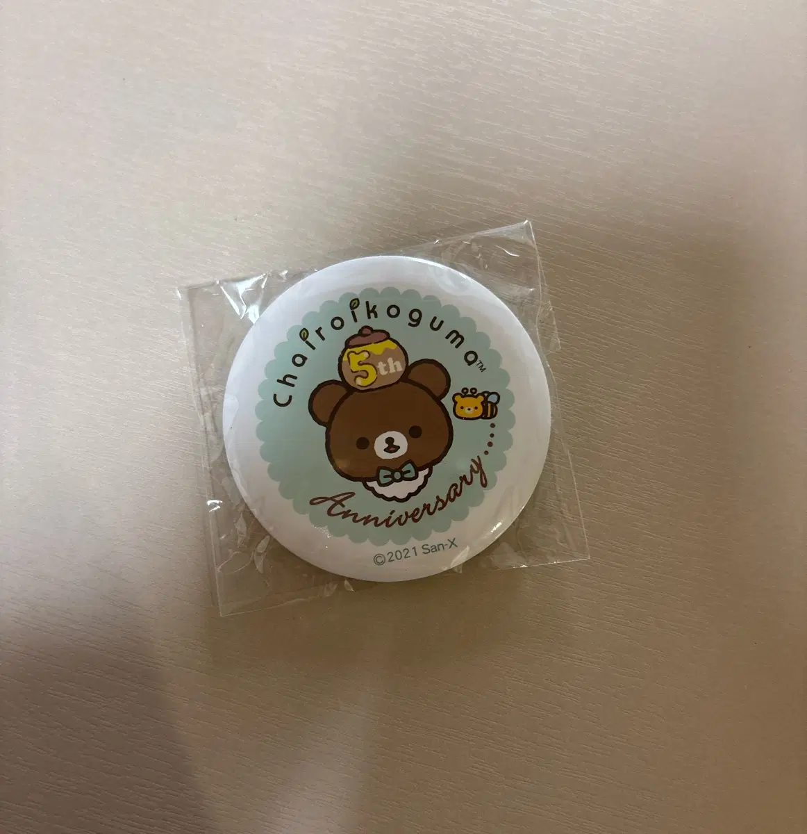 챠이로이코구마 5주년 기념 뱃지 일본 책 부록 한정판 상품