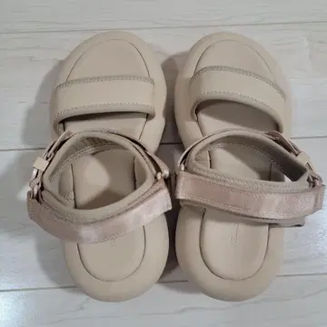 YELLO 통굽 샌들 베이지 M 사이즈