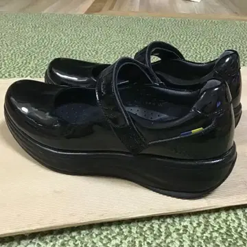 TUBLOCK 스트랩 펌프스 블랙 에나멜 23.5cm
