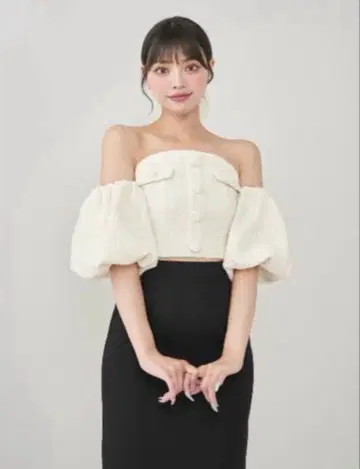 다리치 홀터넥 오프숄더 트위드 상의