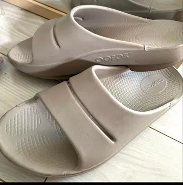 OOFOS OOriginal 샌들 베이지