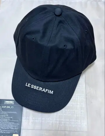[ 미사용 새상품 ] LE SSERAFIM 팝업 한정판 볼캡 모자