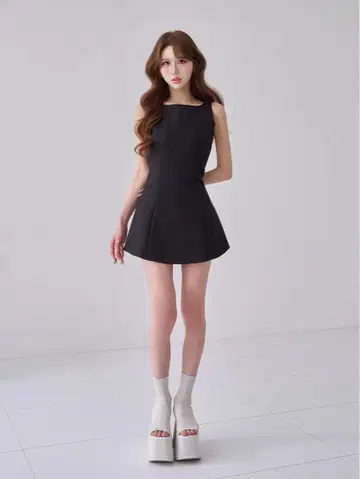 미사용 새상품 완판템 Darich 슬리브리스 미니 원피스
