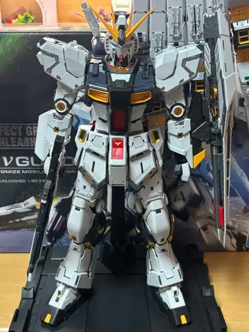 PGU 뉴 건담 완성품 LED 내장