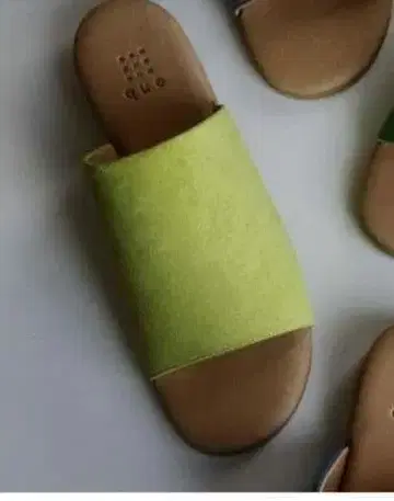 que shoes 큐 소가죽 벨로아 샌들 황색 22.5cm S 사이즈