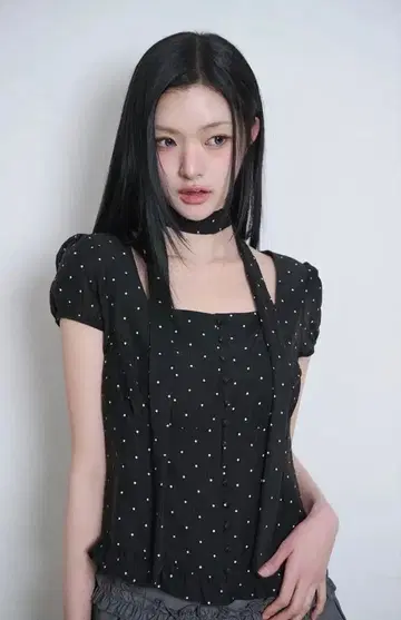 ILLIGO 리본 타이 스퀘어 넥 블라우스 블랙 도트