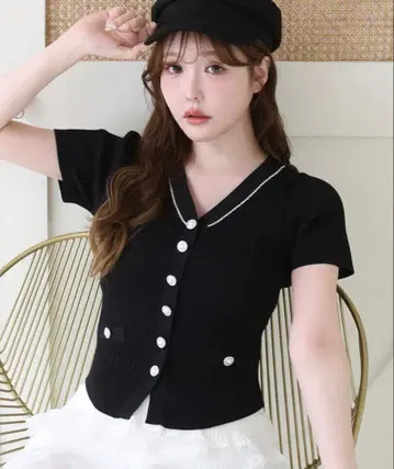 최종 가격 인하 NICE CLAUP 비쥬 단추 아이렛 반팔 니트 블랙