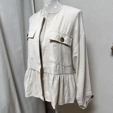택 포함 새상품 ZARA 자켓 볼레로 베이지 계열 페플럼 기장 빅