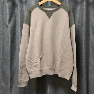 C.E CAVEMPT C.E PANEL SHOULDER CREWNECK