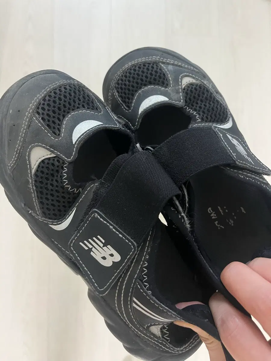 뉴발란스 아동 샌들 블랙