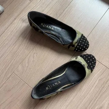 DIANA 카모플라주 패턴 스터드 플랫 펌프스