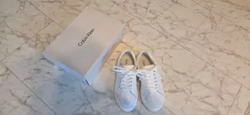 새상품급 Calvin Klein CK 엠보 통굽 스니커즈 화이트