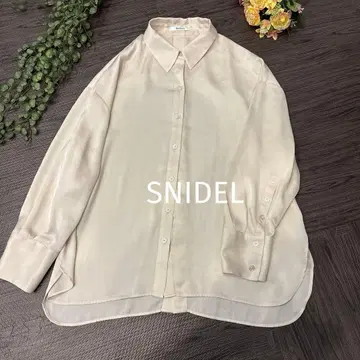 새상품급 SNIDEL 스나이델 백 슬릿 새틴 셔츠