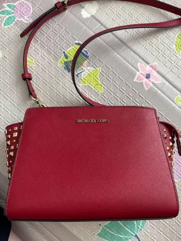 MICHAEL KORS 스터드 숄더백 레드