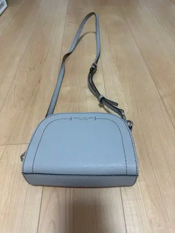 새상품급 MARC JACOBS 숄더백 그레이