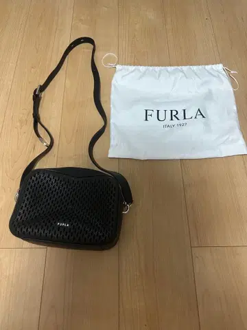 새상품급 FURLA 펀칭 가죽 숄더백