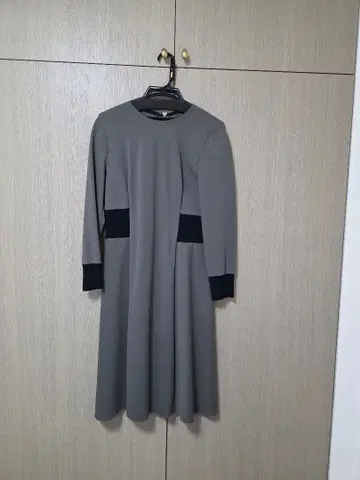 바이컬러 무릎 기장 원피스 그레이