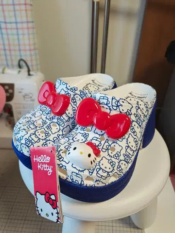50주년 한정판 crocs x HelloKitty 사이렌 크로그