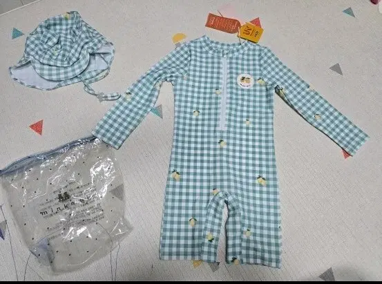 밍크뮤 아기수영복 래쉬가드와 모자 새상품과 올포홈 아기비치가운스몰사이즈