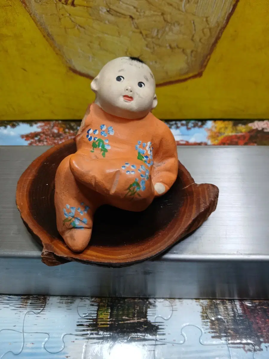 아기 인형 주황색 꽃무늬