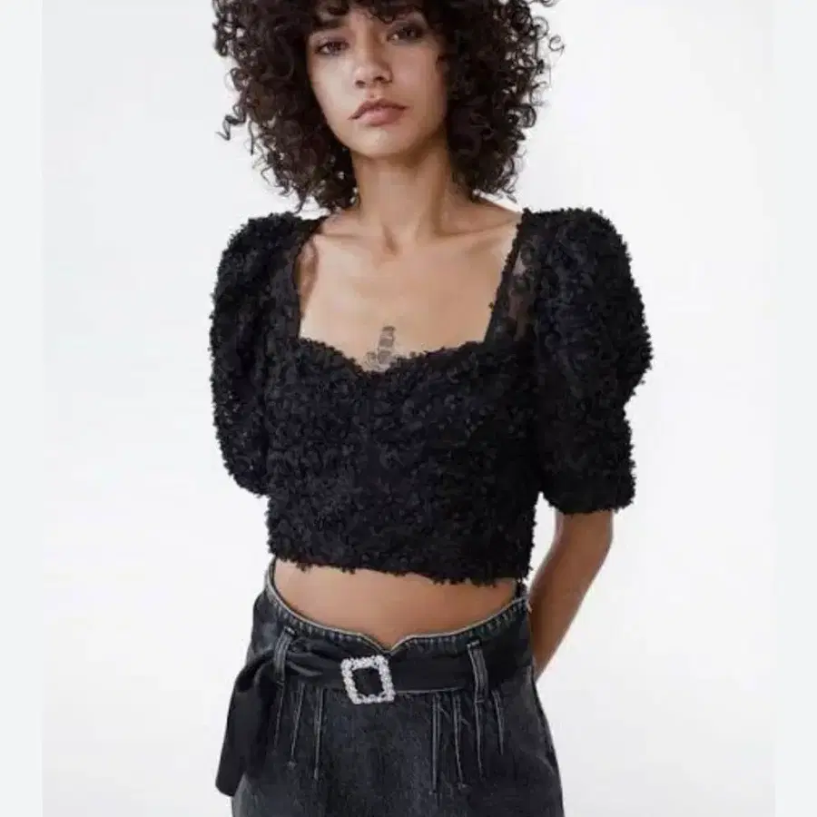 ZARA 3D 플라워 크롭 블라우스 (블랙, XS) [H31150]
