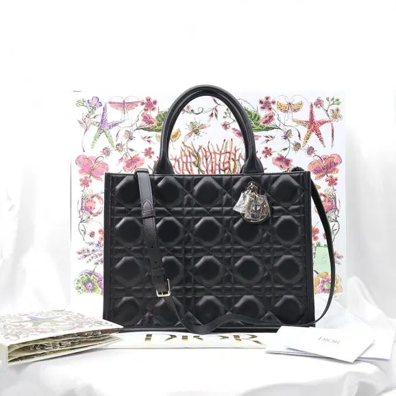 Dior(크리스챤디올)블랙 매크로까나쥬 카프스킨 북토트 미디엄 2WAY