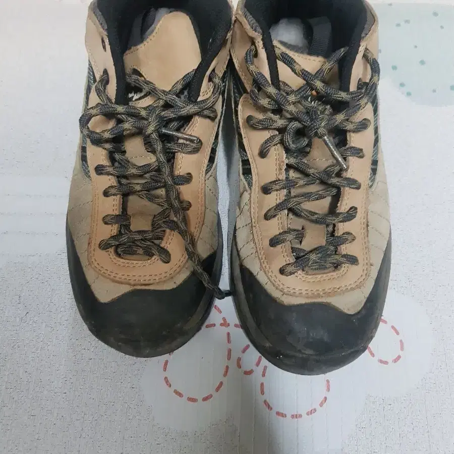 K2 등산화 베이지색상이에요사이즈는 240mm입니다