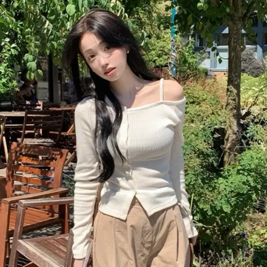영앤리치 레이던트 버튼 오프숄더 골지 아이보리