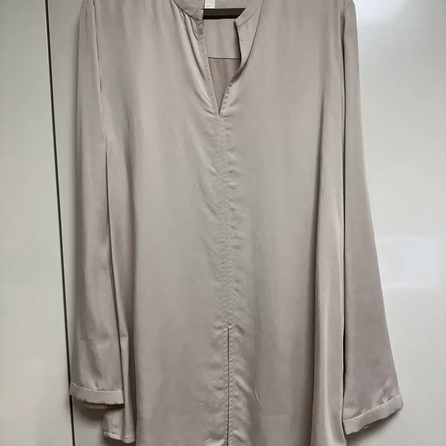 [COS]코스 브이 슬릿넥 블라우스/노치넥 셔츠