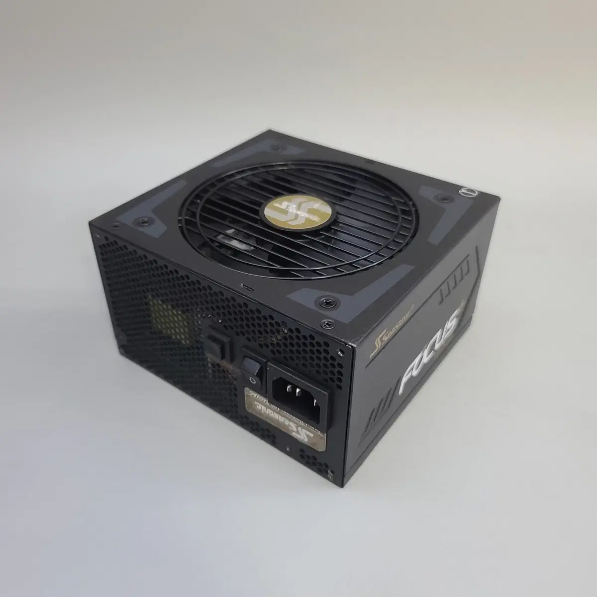 시소닉 FOCUS PLUS Gold 풀모듈러 750W 파워 판매합니다