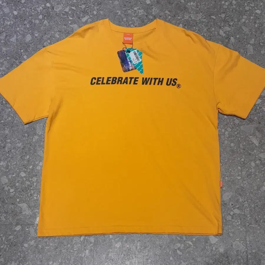 (새상품) CELEBRATE WITH US 반팔 열로우 (L)