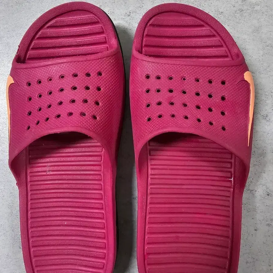 (가격인하)나이키 우먼 슬리퍼 235