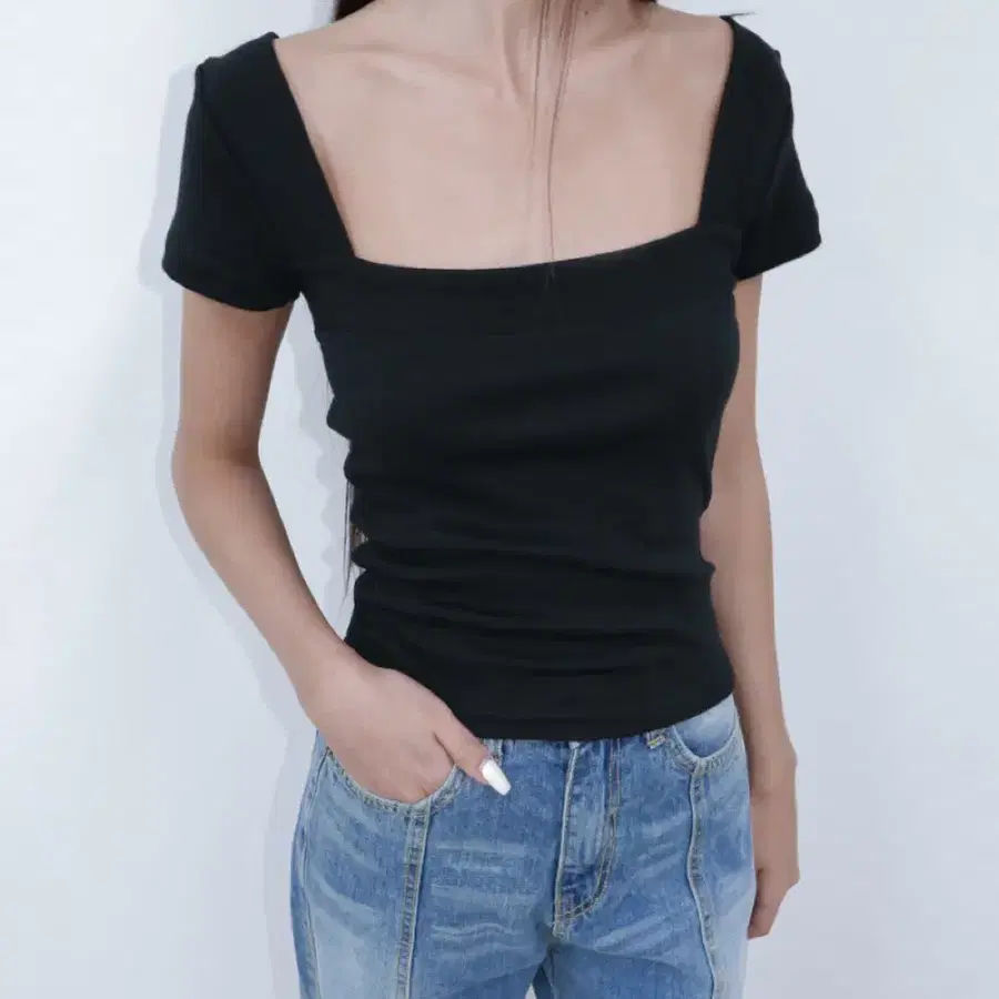 위위미유 블랙 스퀘어넥 반팔