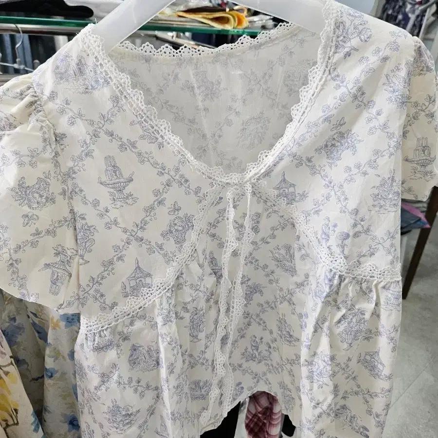 꽃무늬 레이스 블라우스티