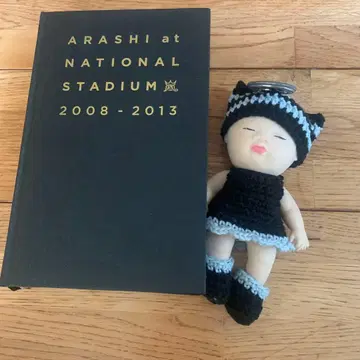 아라시 국립 경기장 2008-20013 아라시 캔 배지를 단 인형