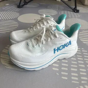 HOKA CLIFTON 10 화이트 라이트 블루 스니커즈