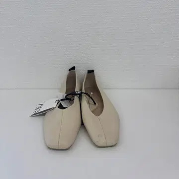 [새상품] ZARA 플랫 펌프스 아이보리 37(C-1)