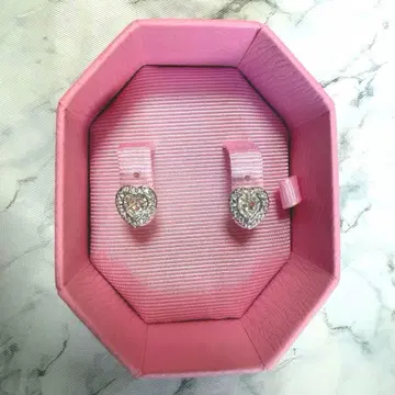 스와로브스키 Ariana Grande 콜라보 하트 귀걸이 정품
