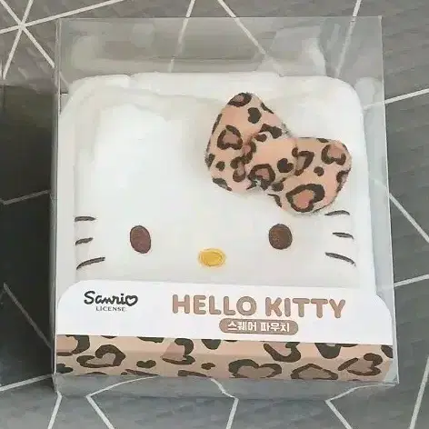 헬로키티 스퀘어 파우치 판매합니다