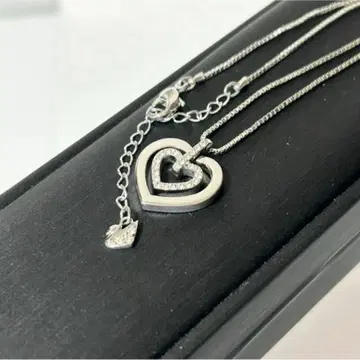 SWAROVSKI 스와로브스키 큐빅 하트 목걸이 실버