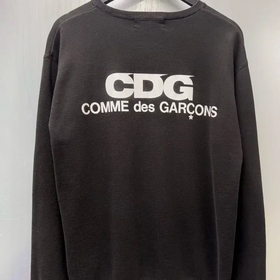 CDG 꼼데가르송 블랙컬러 시그니처 빅 로고 맨투맨