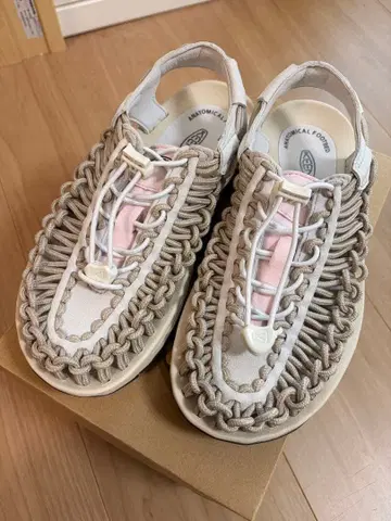 KEEN UNEEK 샌들