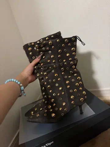 ZARA 스터드 부츠