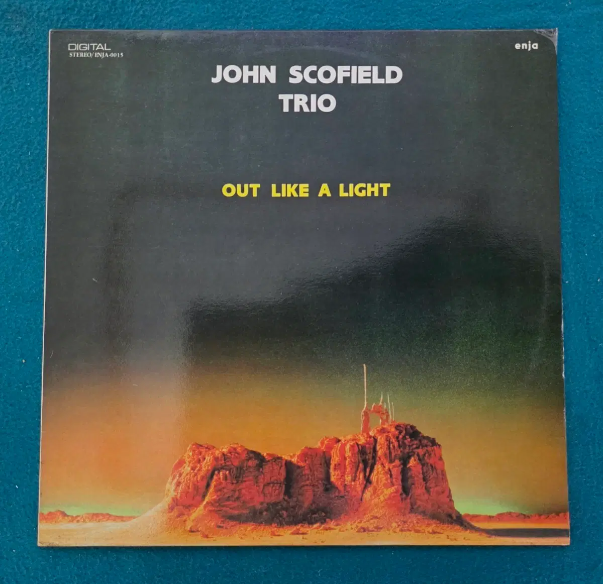 존 스코필드 트리오 LP - "OUT LIKE A LIGHT"